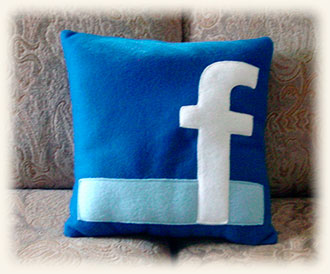 подушка с логотипом Фэйсбук