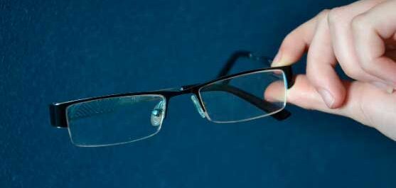 Пластикові оправи для окулярів: Зручність, стиль та варіативність